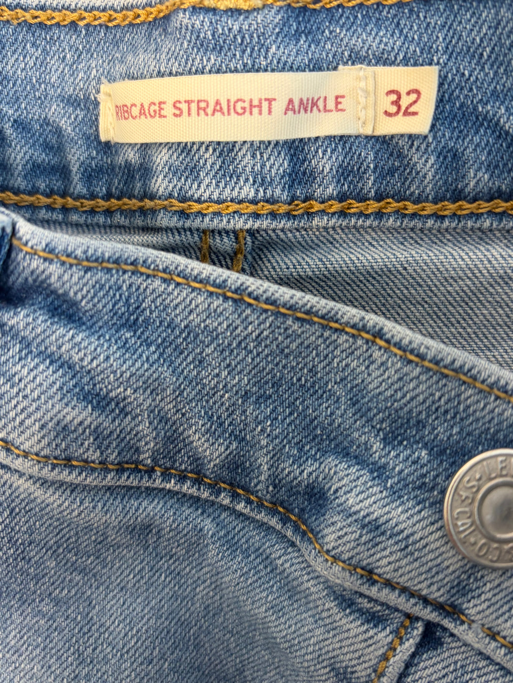Levis Ribcage Straight Ankle